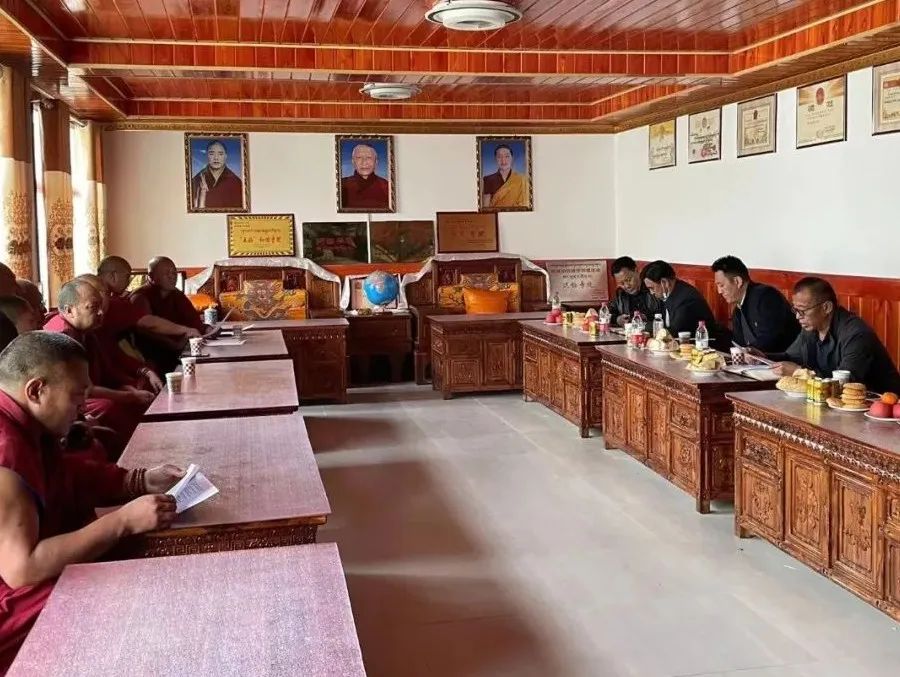 Meeting between monks from Atsok Monastery and local officials