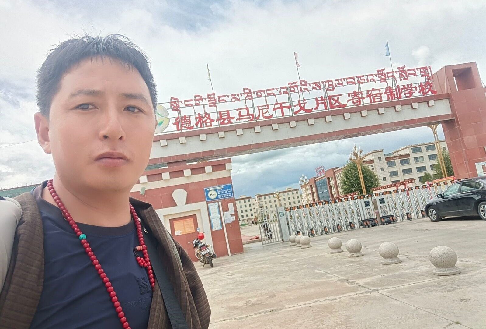 Tashi Wangchuk outside Darlak County Nationality Middle School